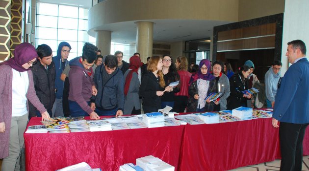 Afyon’da 1700 öğrenci “Sınavdır Geçer” dedi.