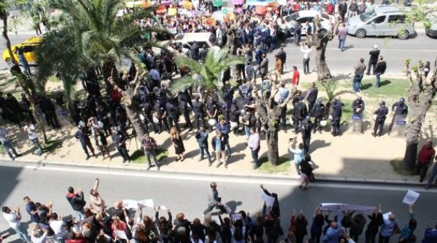 AK Partili ve CHP'li kadınlardan karşılıklı protesto
