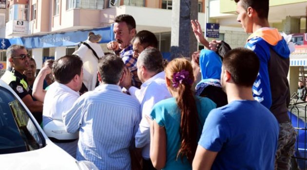 Akrabalarına çarpan sürücünün yakınını terlikle dövdüler
