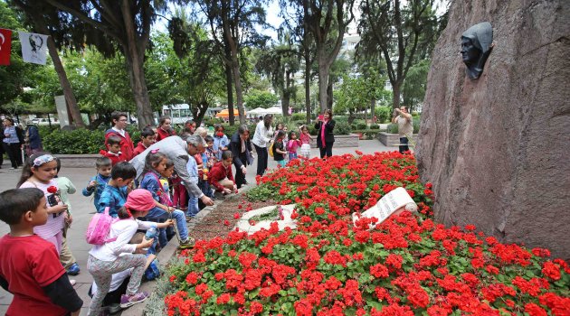 Anıtkabir’den Zübeyde Ana’ya çiçekler geliyor
