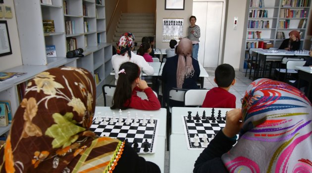 Anne ve çocukları satranç kursunda!