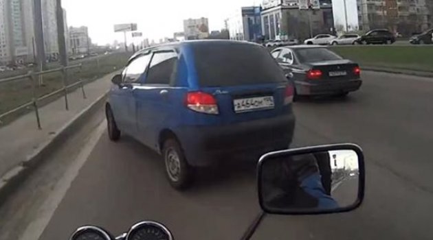 Aradan geçip refüje çıktı