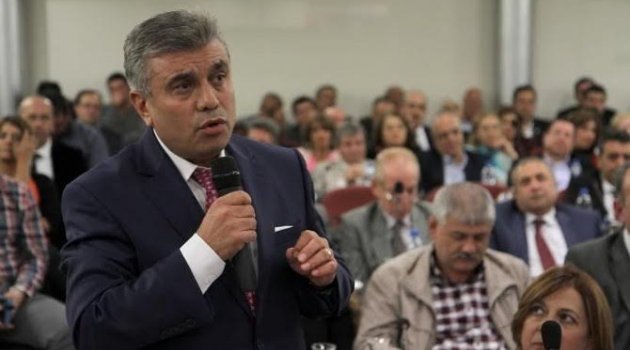 Karşıyaka'da afiş kapışması!