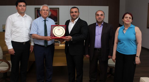 Azerbaycanlılardan Başkan Selvitopu'na plaket
