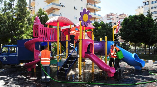 Balçova’daki parklara hijyenik temizlik