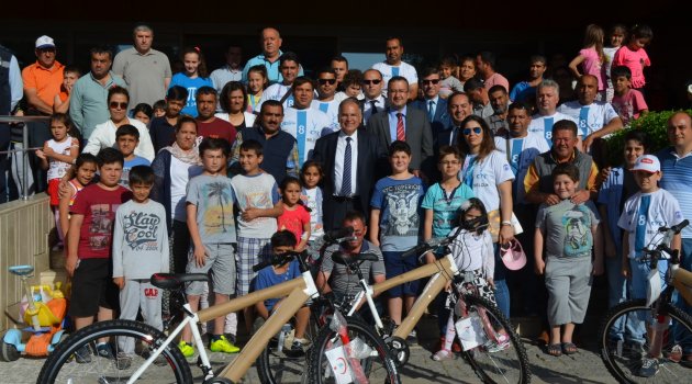 Başkan Bakıcı, Çocukları bisiklet ile sevindirdi