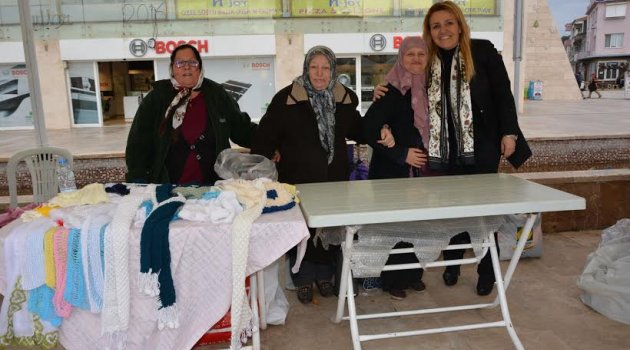 Başkan Sibel Uyar üreten kadının yanında