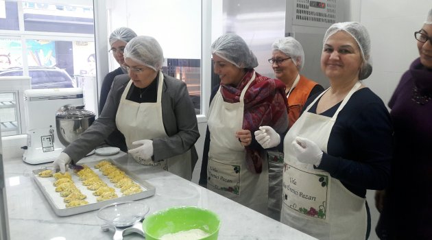 Başkan Uyar Urla Kadın Kooperatifi'nin mutfağına girdi...