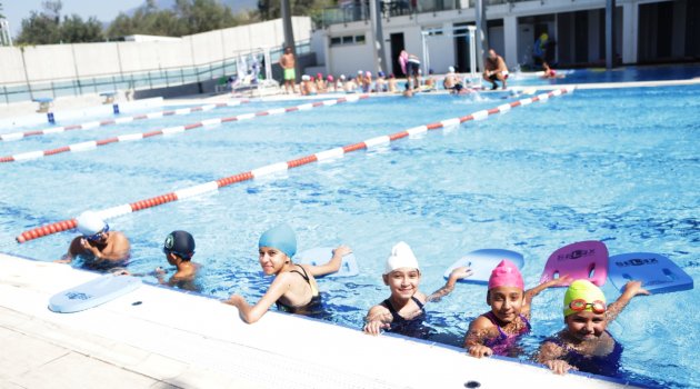 Bornova’da yarı olimpik havuzlarda yüzme keyfi