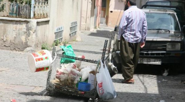 Basmane sokaklarında canlı tavuk pazarı
