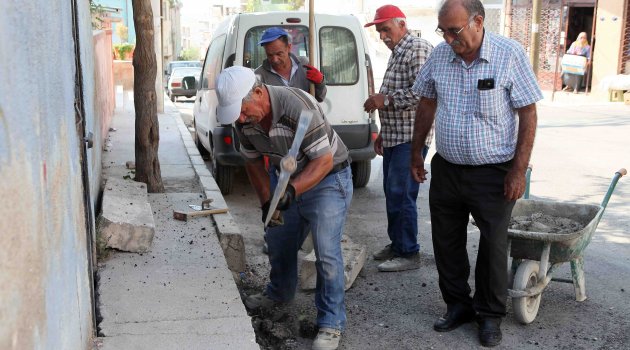 Bayraklı’da fen işleri “harıl harıl” çalışıyor