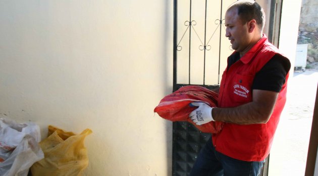 Bayraklı’da kış öncesi yakacak yardımları başladı