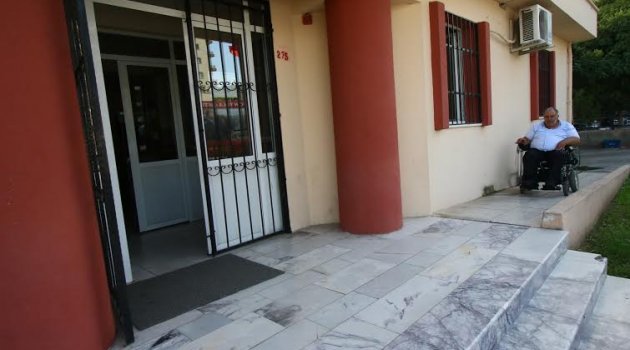 Bayraklı’nın cadde ve sokaklarında engeller kalkıyor