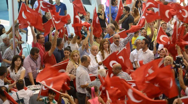 Bayraklı standı kırmızı beyaza büründü