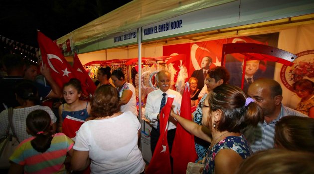 Bayraklı standında 30 Ağustos coşkusu
