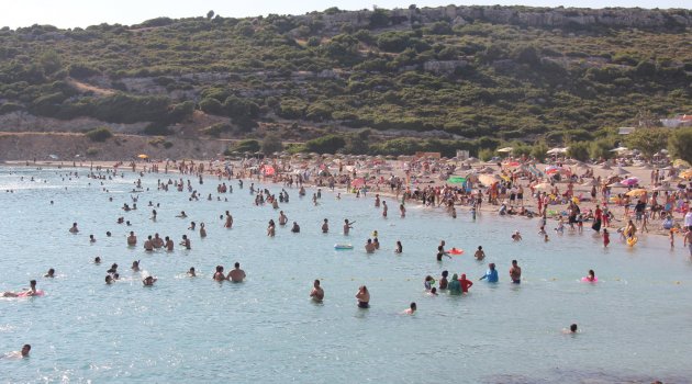 Bayramda Urla’ya iğne atsan yere düşmezdi