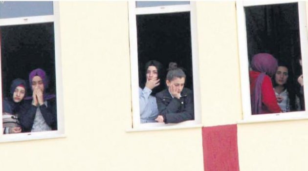 Bıçaklı saldırganlar okulda dehşet saçtı