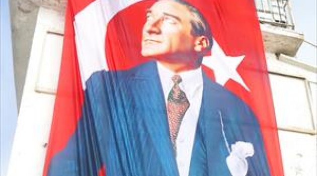 Bin 400 rakımlı zirvede Atatürk motifli Türk bayrağı