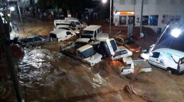 Bodrum'da 3 saatlik sağanak yağmur sele dönüştü