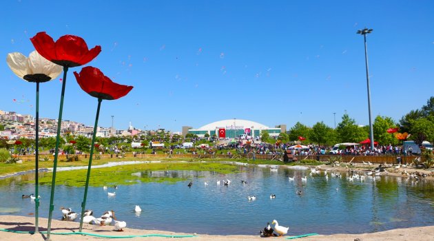 Bornova’da gökyüzü kırmızı-beyaza boyandı