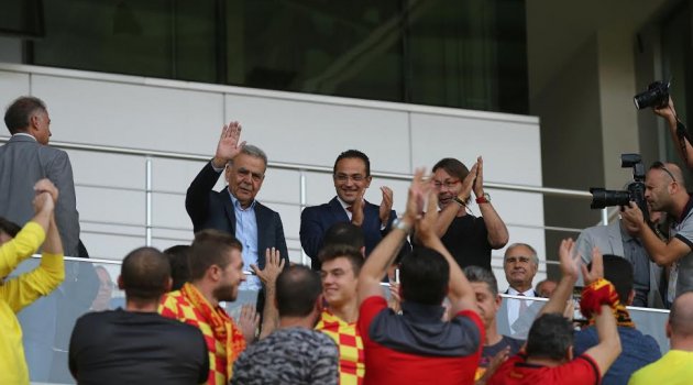 Bornova lider takımları ağırlıyor