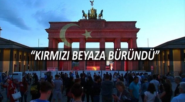 Brandenburg Kapısı, Türk bayrağı renklerine büründü