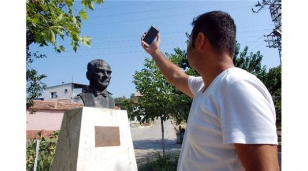 Bu Mahallede Herkes Atatürk Büstüne Akın Ediyor