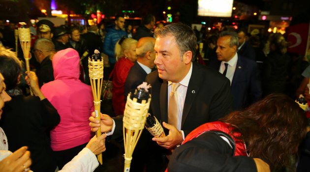 Buca Cumhuriyet meşaleleriyle aydınlandı