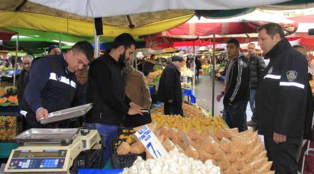 Buca zabıtasından ‘Pazar’ mesaisi