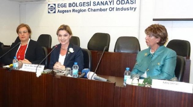 CHP'li Böke: "Siyasete girecek kadından ailesinden vazgeçmesi isteniyor"