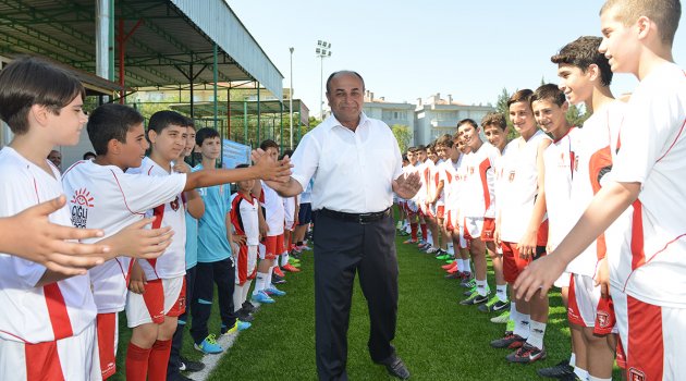 Çiğli’de yaz spor okulları heyecanı başladı