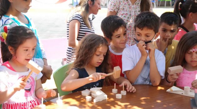 Çocuklar oyuncak atölyesinde