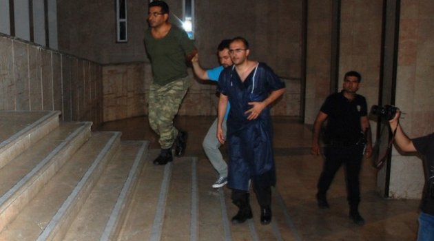 Darbeci asker ameliyat önlüğüyle cezaevine gönderildi