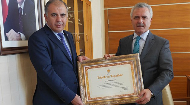 Davutoğlu’ndan AK Parti İzmir’e tebrik ve teşekkür sertifikası