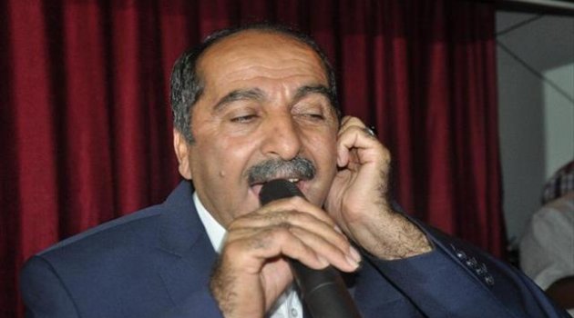 Demokrasi nöbetinde Cumhurbaşkanı için yazdığı türküyü seslendirdi