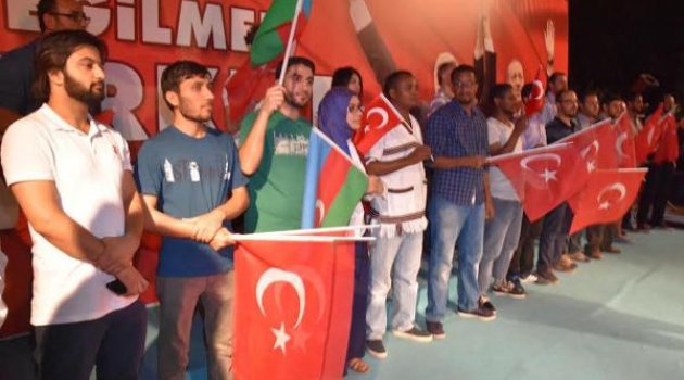 Demokrasi nöbetine yabancı öğrencilerden destek
