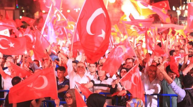 Demokrasi ve Şehitler için büyük nöbet