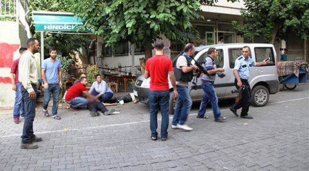 Diyarbakır'da polise silahlı saldırı: 1 sivil öldü, 3 yaralı