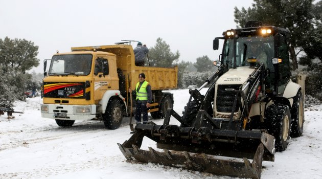 Ekipler ilçenin yüksek kesimlerinde yolları açık tutmak için 24 saat çalışıyor