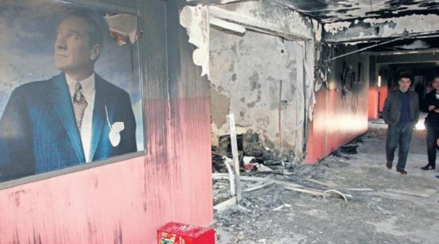 Evlerinden toplu çıkanlara roket attılar