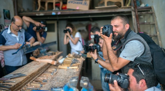 Fotoğrafçılar “Mobilya’nın Kalbi Karabağlar”ı görüntülüyor