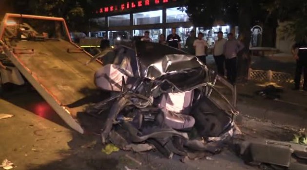 Gaziemir'de otomobil ikiye ayrıldı: 1 Ölü, 2 Yaralı