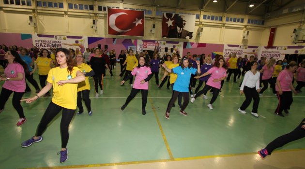Gaziemirli kadınlardan 8 Mart dansı