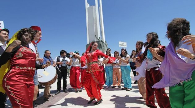 Gençlerden tiyatro şöleni