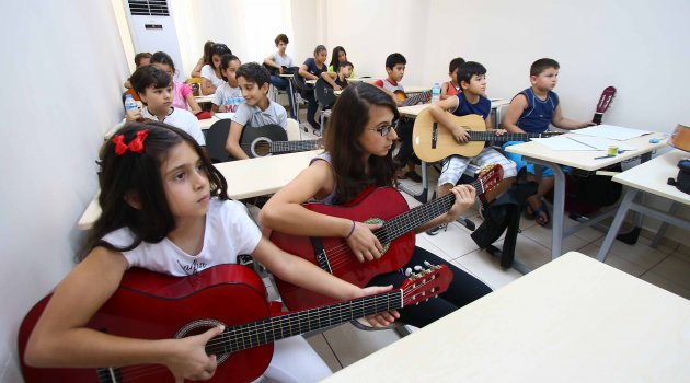 Gitaristler ders başı yaptı