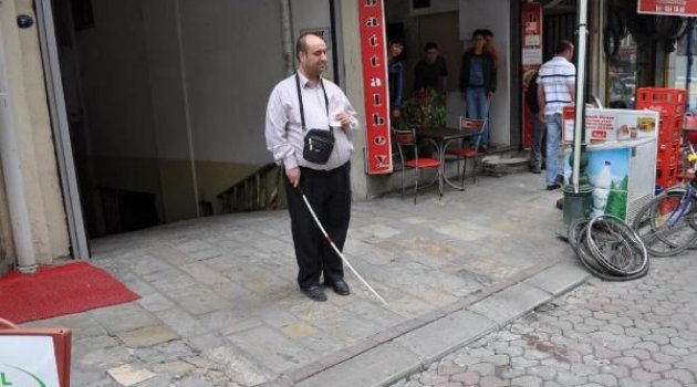 Görme engelli, önce tartaklandı, sonra trafik cezası kesildi