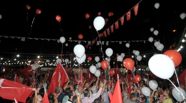 Güzelbahçeliler, terörü ışıklı balonla protesto etti