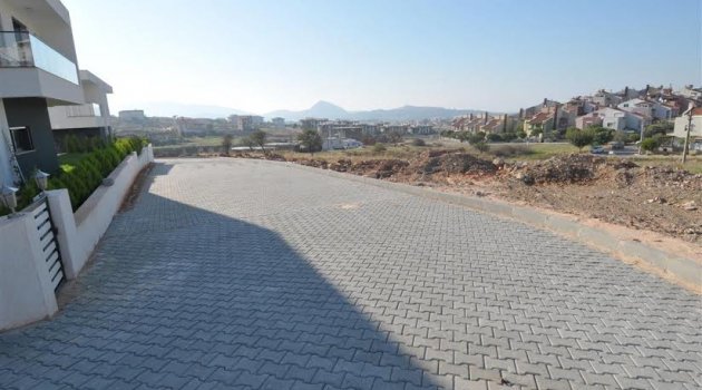 Güzelbahçe'ye bir yılda 10 futbol sahası taştan yol