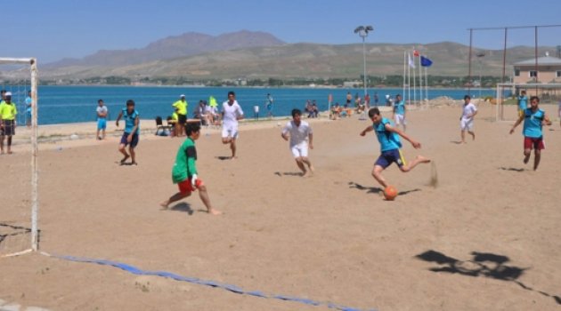 Hafta sonu plaj futbolu keyfi
