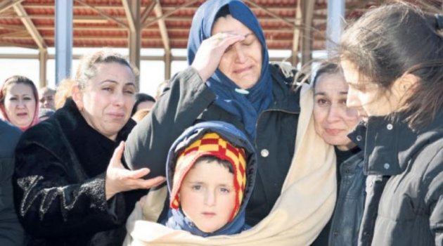 Hamile eşi, asker selamıyla uğurladı